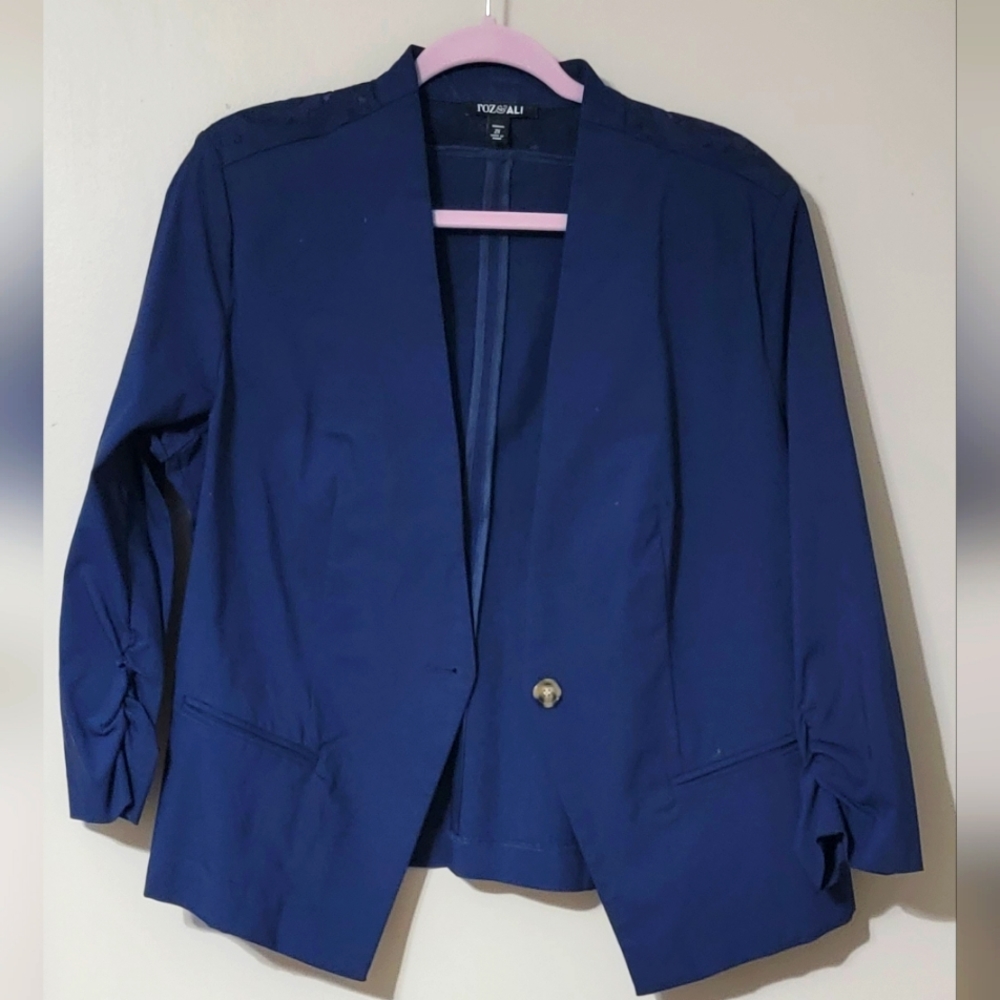 NWOT  Roz and Ali navy blue blazer stretchy material size 2X with lace detail